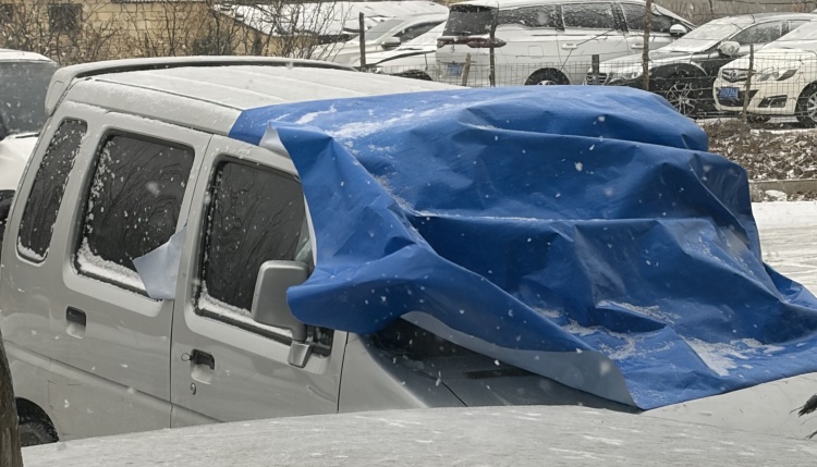 మంచు వాతావరణంలో వెహికల్ కవరింగ్ కోసం PE టార్పాలిన్ల అప్లికేషన్